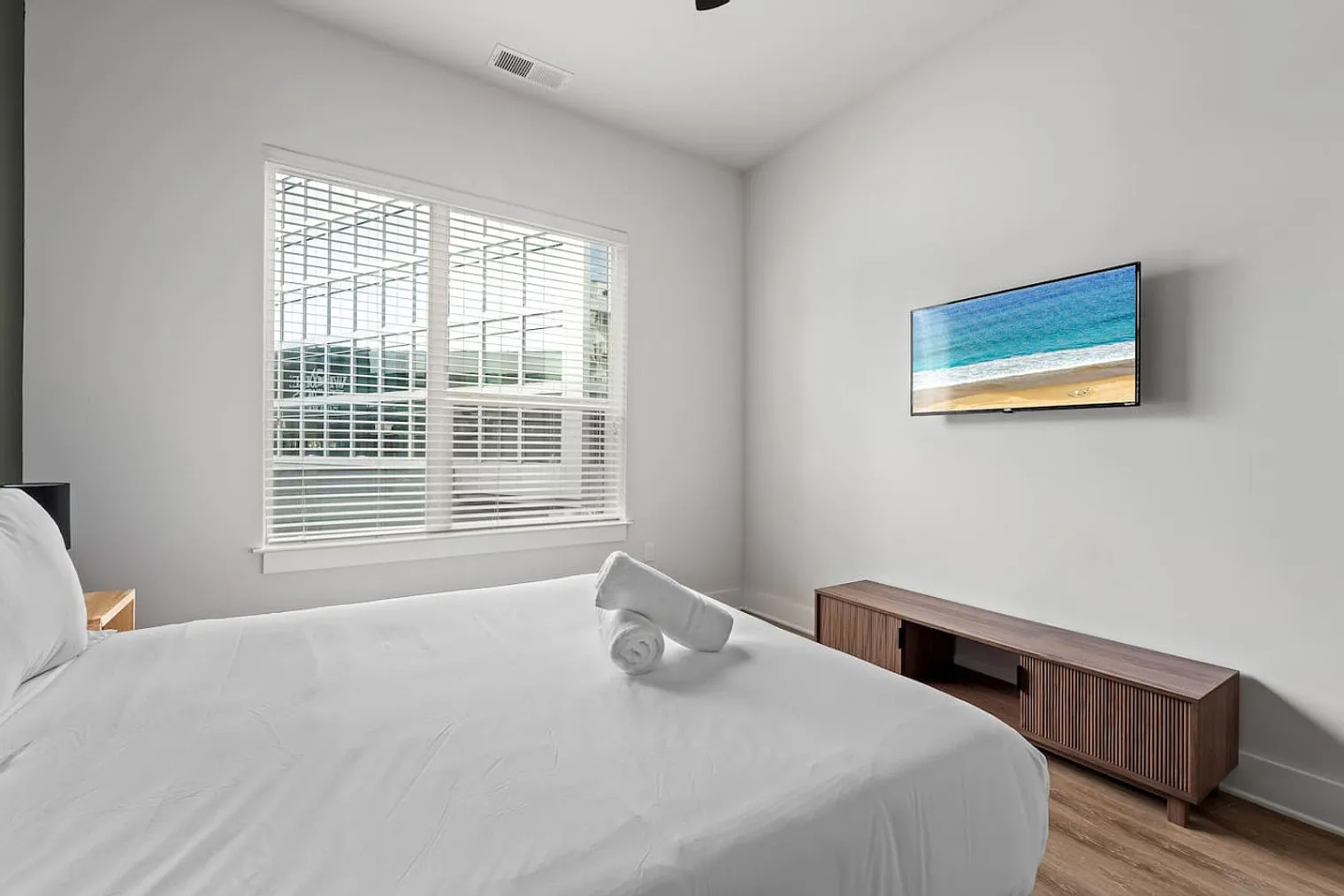 2 bed, 2.0 bath, 1302 sqft, $7,533 — Photo 4