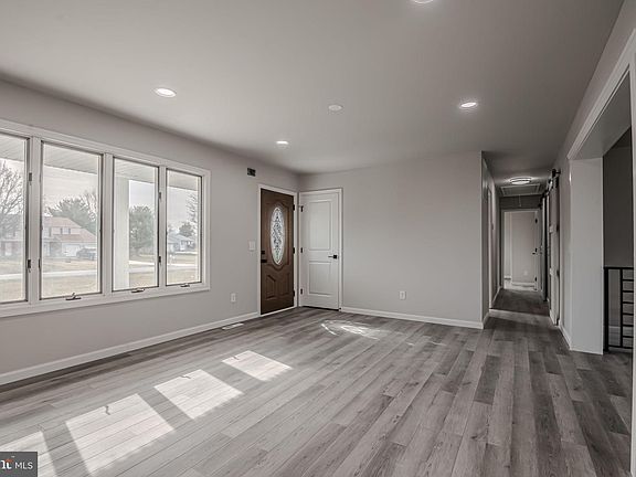 3rd image of 206 Oak Dr