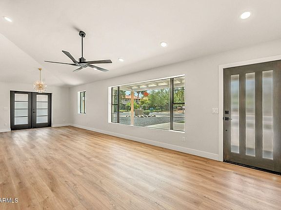 3rd image of 802 W EDGEMONT Avenue