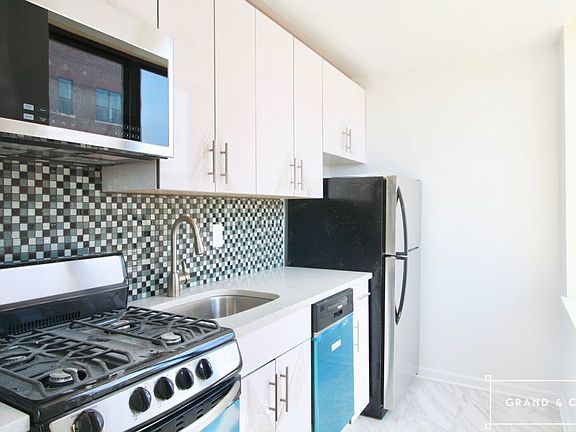 3rd image of 393 Hewes St APT 3B