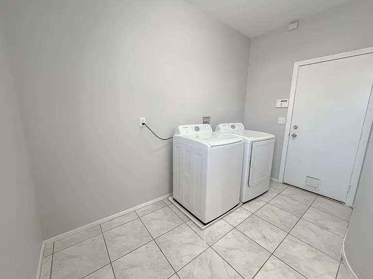 5646 Saint Elias St — Photo 38