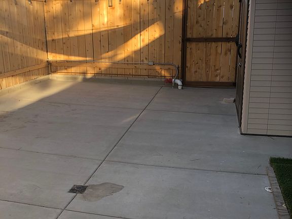 Spacious 60-ft private driveway with fully fenced and gated access _ exclusive to the studio.