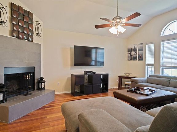 3rd image of 1136 Lake Bluff Dr