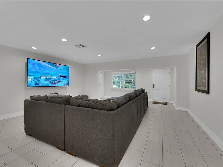 2633 NE 3rd Ave — Photo 7