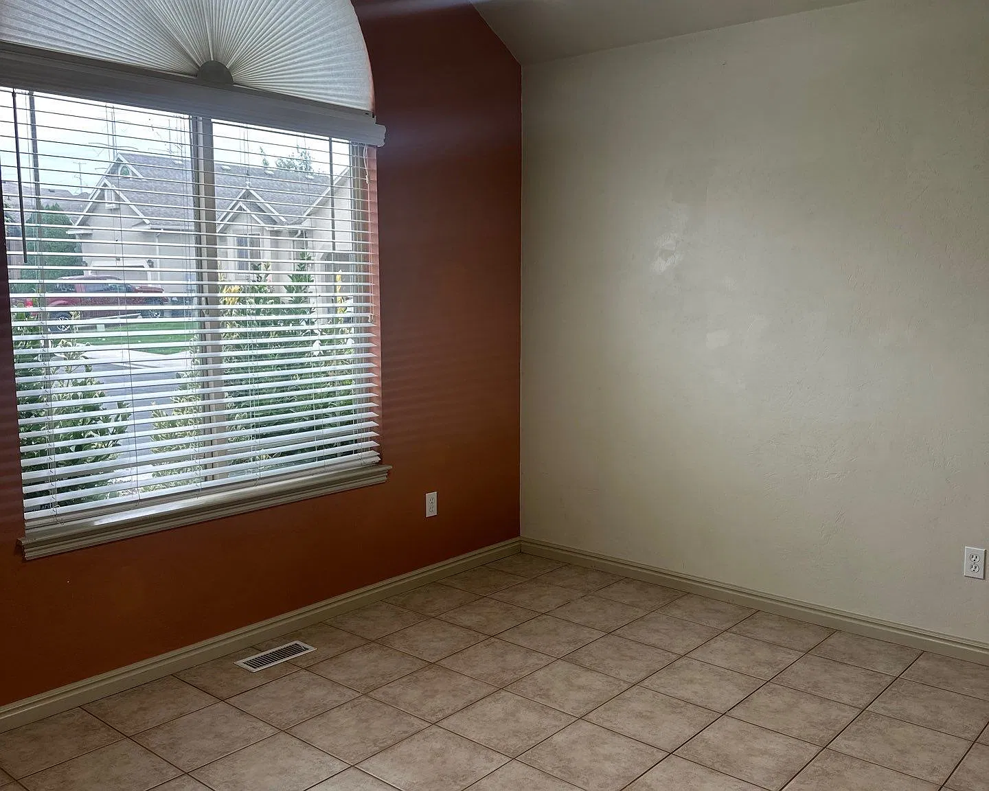 3 bed, 2.5 bath, 1577 sqft, $2,200 — Photo 2
