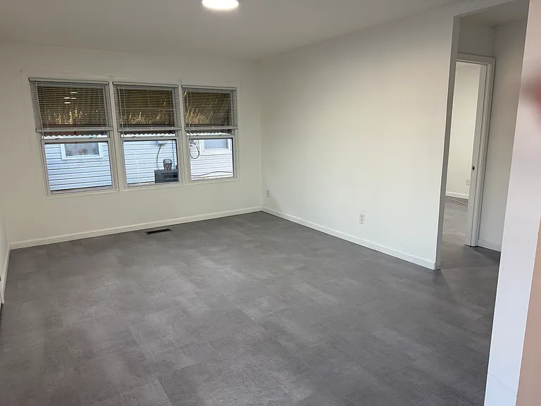 4660 Frankfort Ave — Photo 2