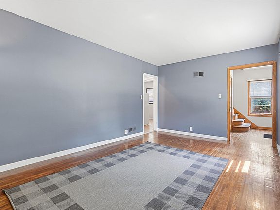 5th image of 309 1st St SE