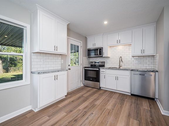 3rd image of 850 N 83rd St