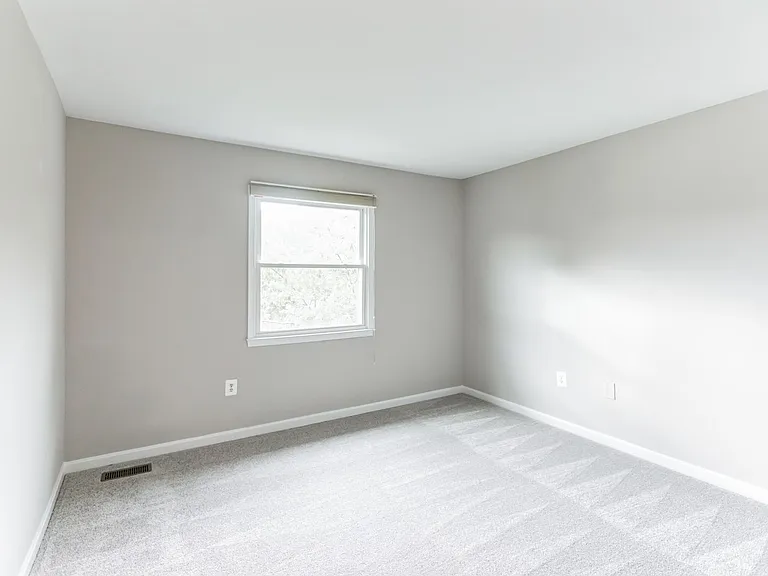 5335 Lake Cove Ct — Photo 20