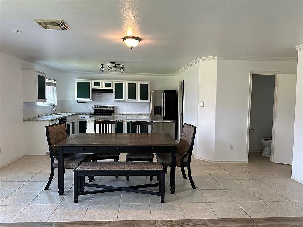 3 bed, 2.5 bath, 2530 sqft, $1,700 — Photo 4