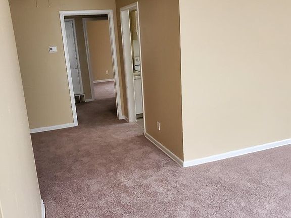 3rd image of 618 Sunny Ln