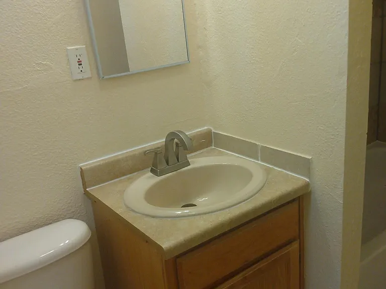 410 E Lohman Ave — Photo 13
