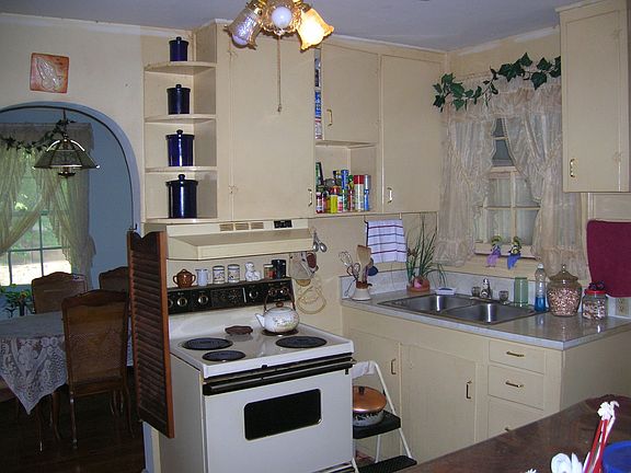 Vintage 1940 kitchen - might need some updating.