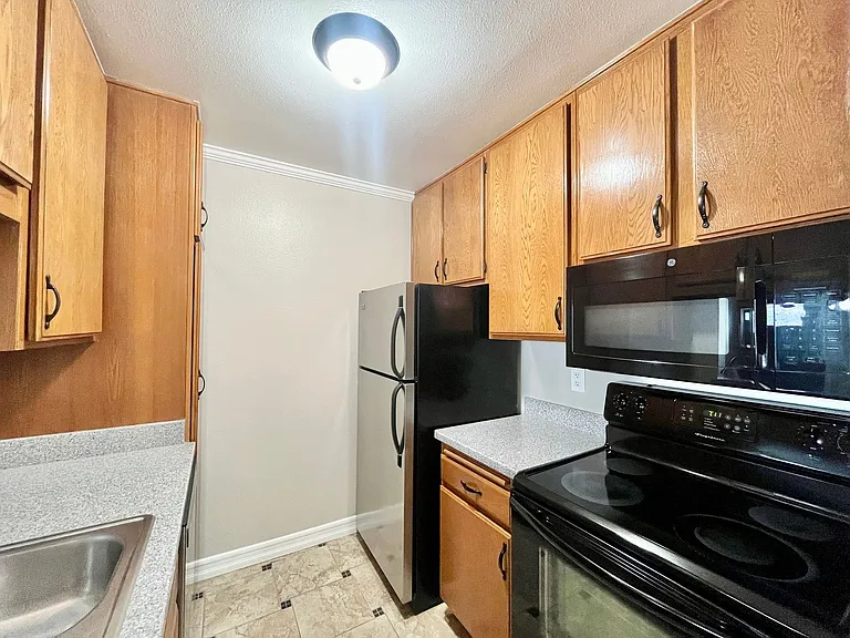 3735 & 3745 Pershing Ave — Photo 5
