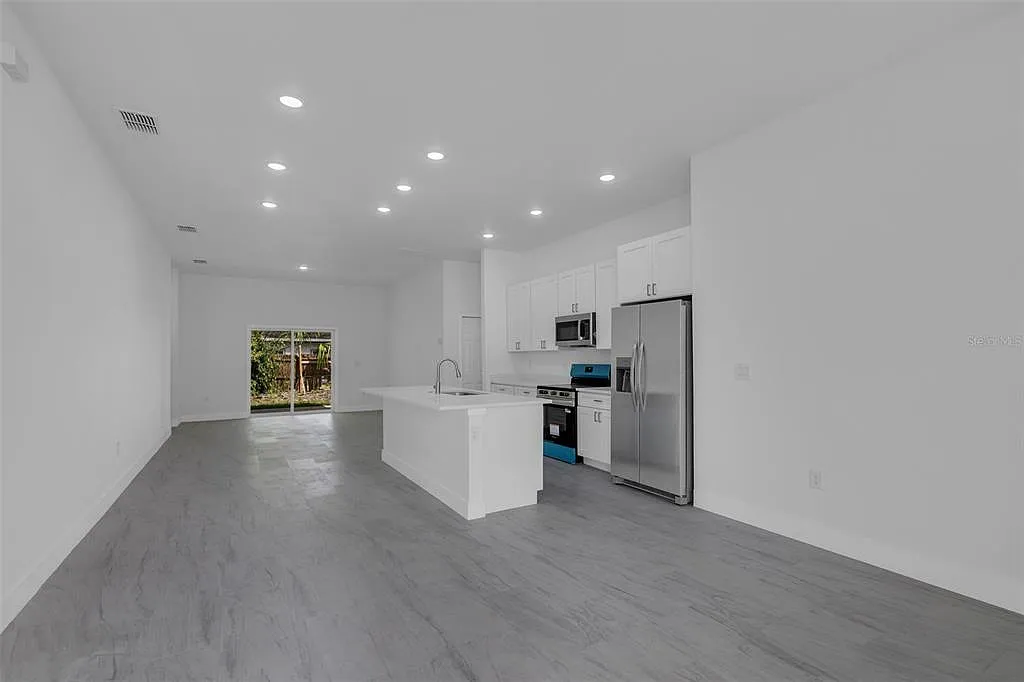3 bed, 2.0 bath, 1900 sqft, $2,100 — Photo 2