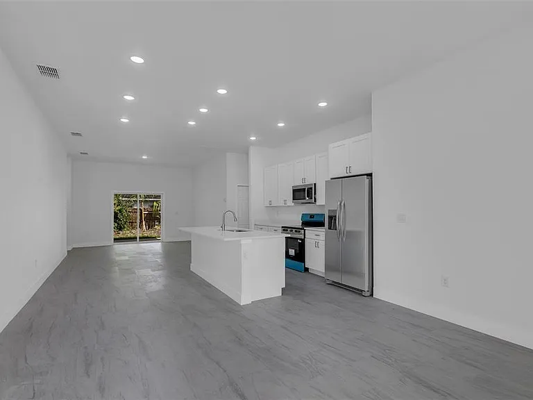 1221 SW 5th St — Photo 3