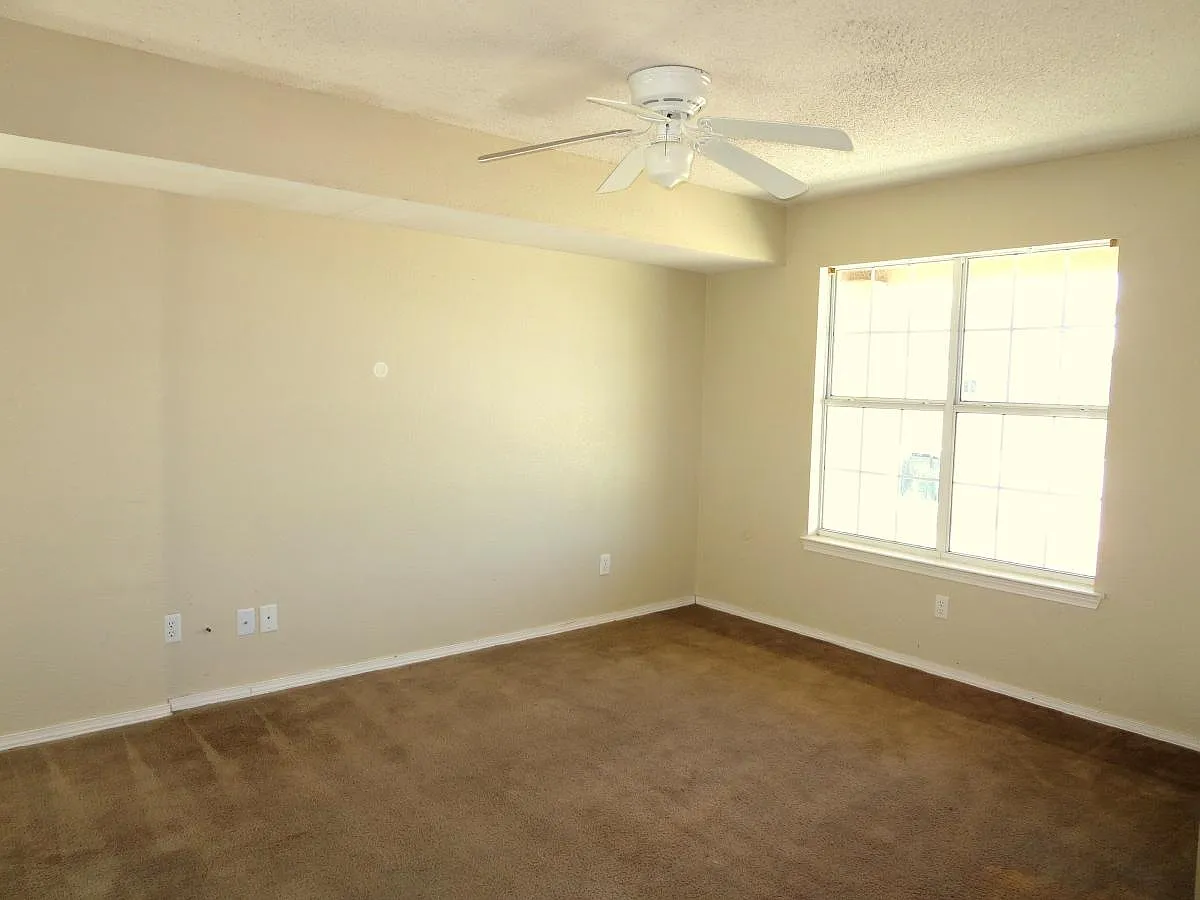 212 Desert Breeze Drive — Photo 2