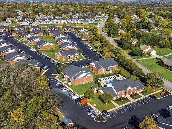 A bird's eye view of Saddlebrook Apartments in Murfreesboro TN and a swimming pool.