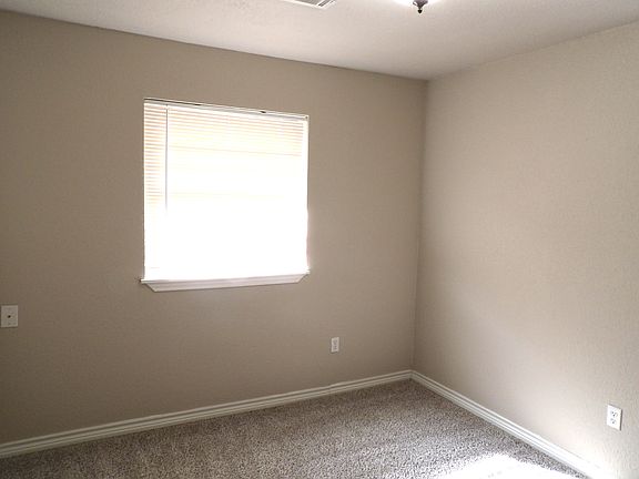 4th image of 125 SE Surrey Ln