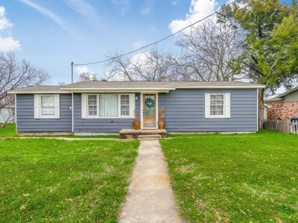 902 N Church St, Decatur, TX 76234