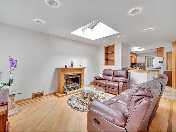 3rd image of 7324 W Addison St