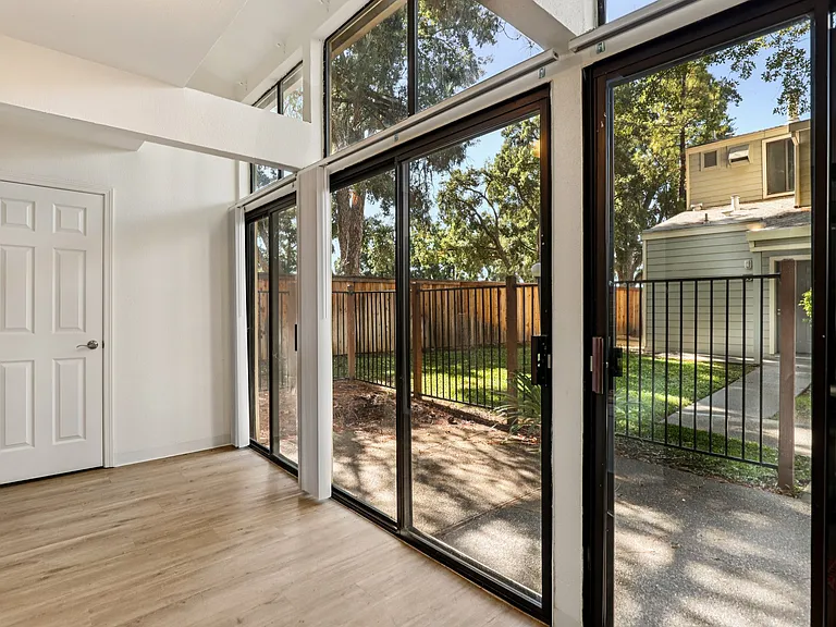 Le Tournesol Apartments — Photo 16