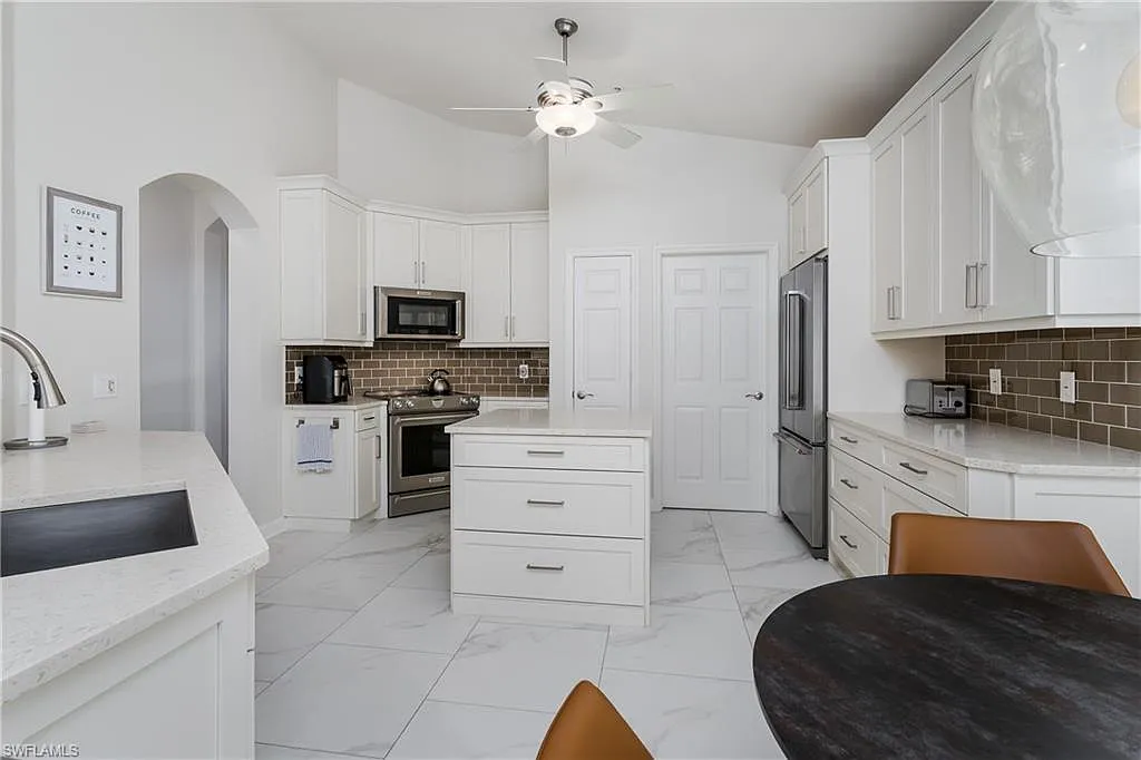 4 bed, 2.5 bath, 2133 sqft, $6,500 — Photo 2