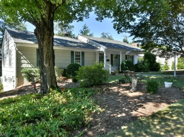 1 Zimmerman Ct, Midland Park Boro, NJ 07432