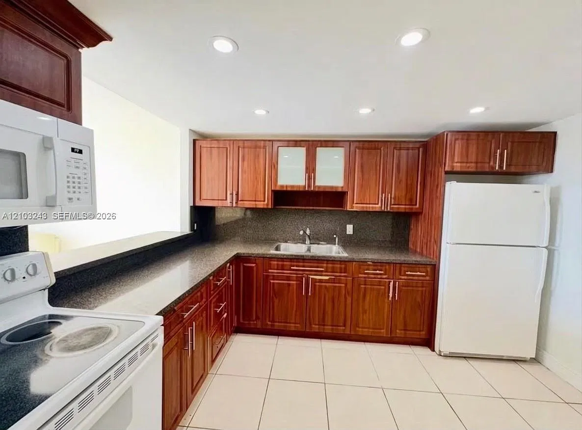 Buckley Towers Condo - Ea — Photo 2