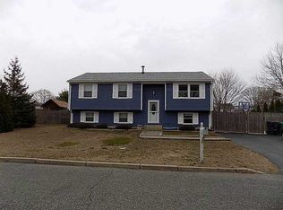 40 Sweet Meadow Dr, Warwick, RI 02889