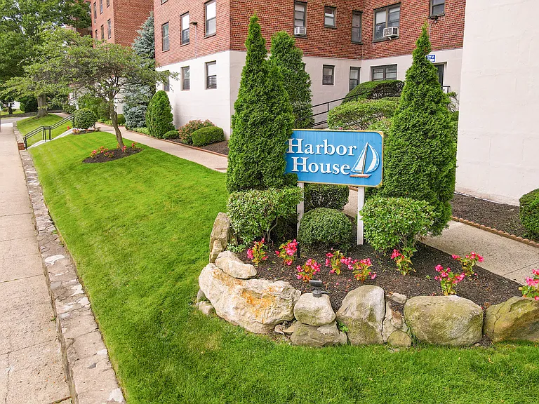Harbor House — Photo 6