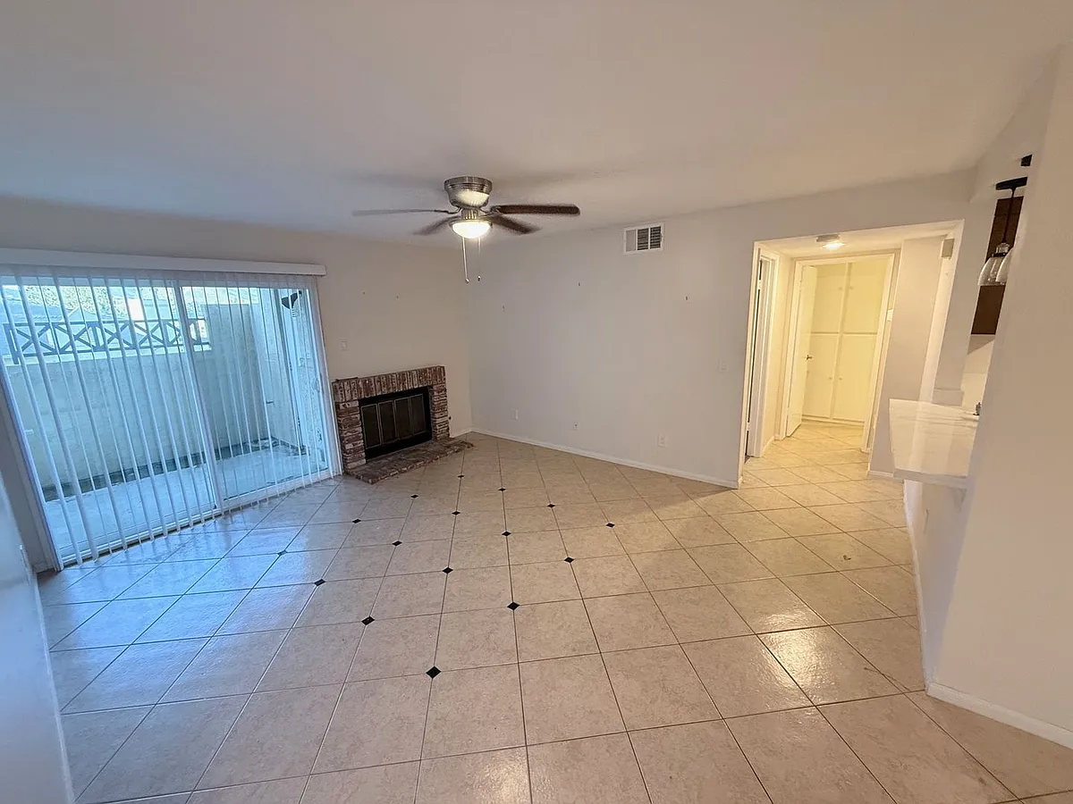 Building Photo - 2035 Lakeridge Cir #101