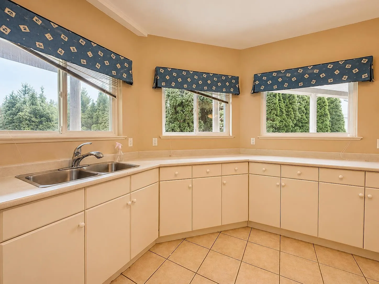 3 bed, 1000 sqft, $2,000 — Photo 4