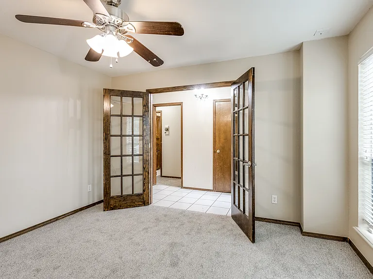 201 W Parkland Dr — Photo 4