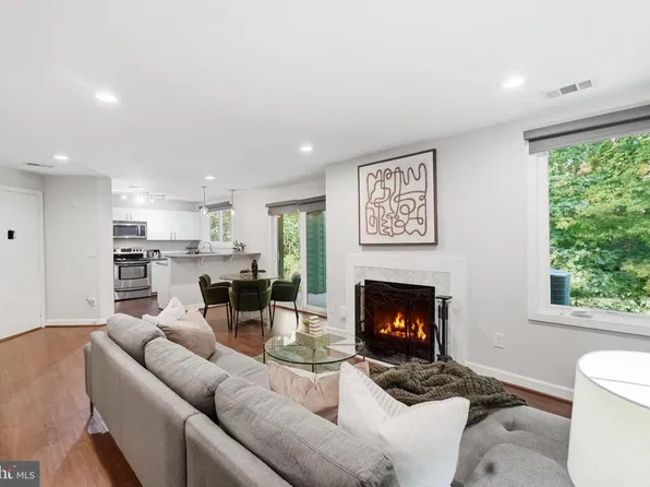 11725 Summerchase Cir APT C, Reston, VA 20194