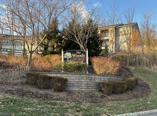 1435 King Ct, Green Brook, NJ 08812