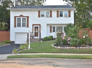 11 Wedgewood Ct, Ronkonkoma, NY 11779