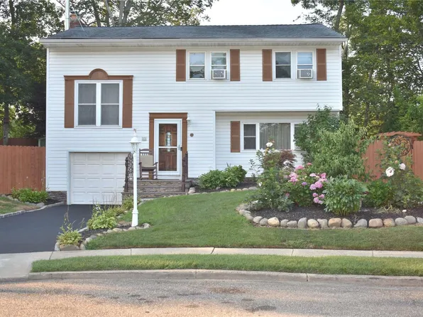 11 Wedgewood, Ronkonkoma, NY 11779