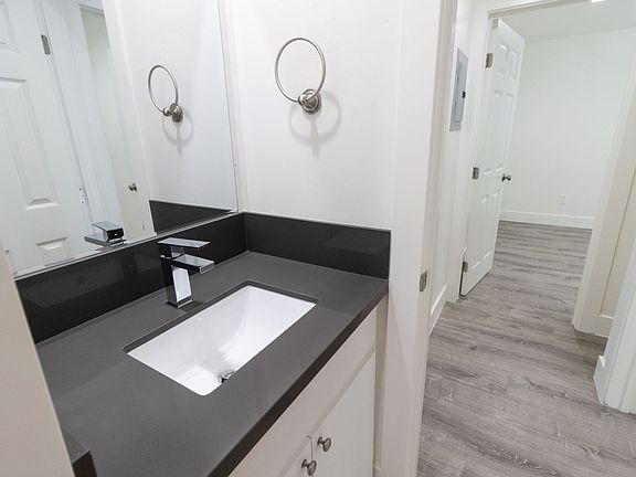 2nd image of 415 Grant St #34