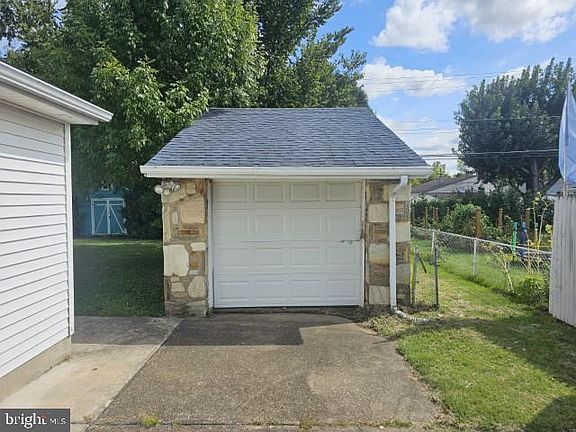 2nd image of 1353 Thomson Rd