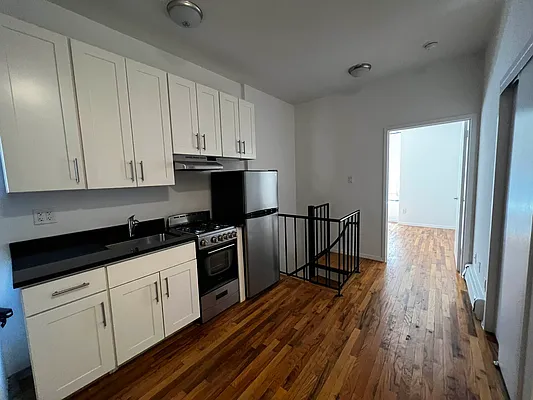 Rented by Salon Realty Corp | media 19