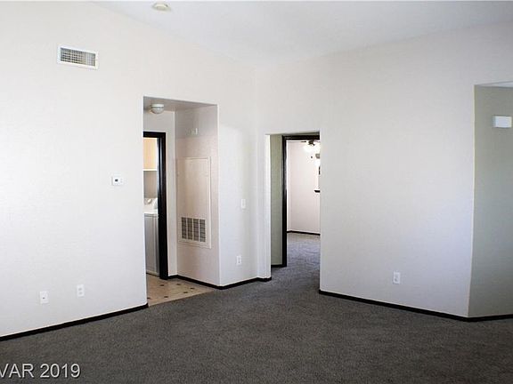 NEUTRAL PAINT & FLOORING THROUGHOUT!