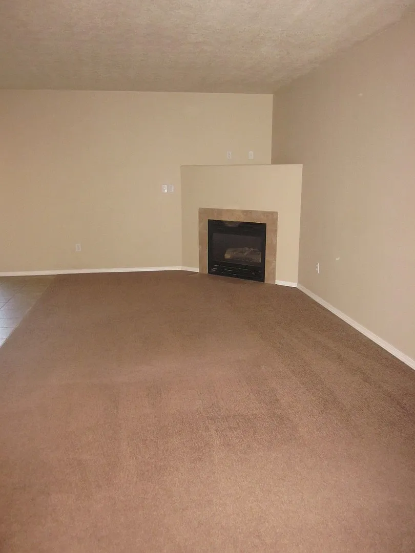 2 Bedroom / 2.5 Bathroom + Office Townhome in Redmond Oregon — Photo 2