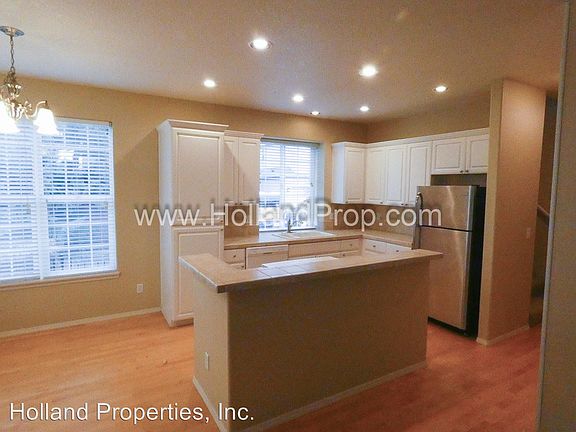 4th image of 709 NE 63rd Ave