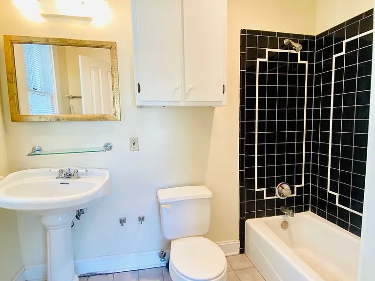 328 N Madison St — Photo 31