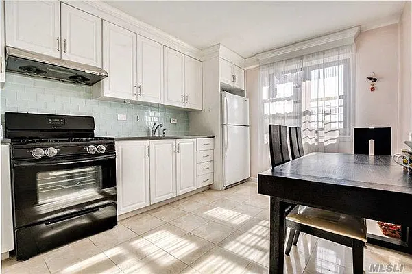 Sold by Redfin Real Estate | media 9