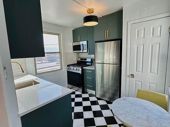 3rd image of 618 Stewart Court 1/2