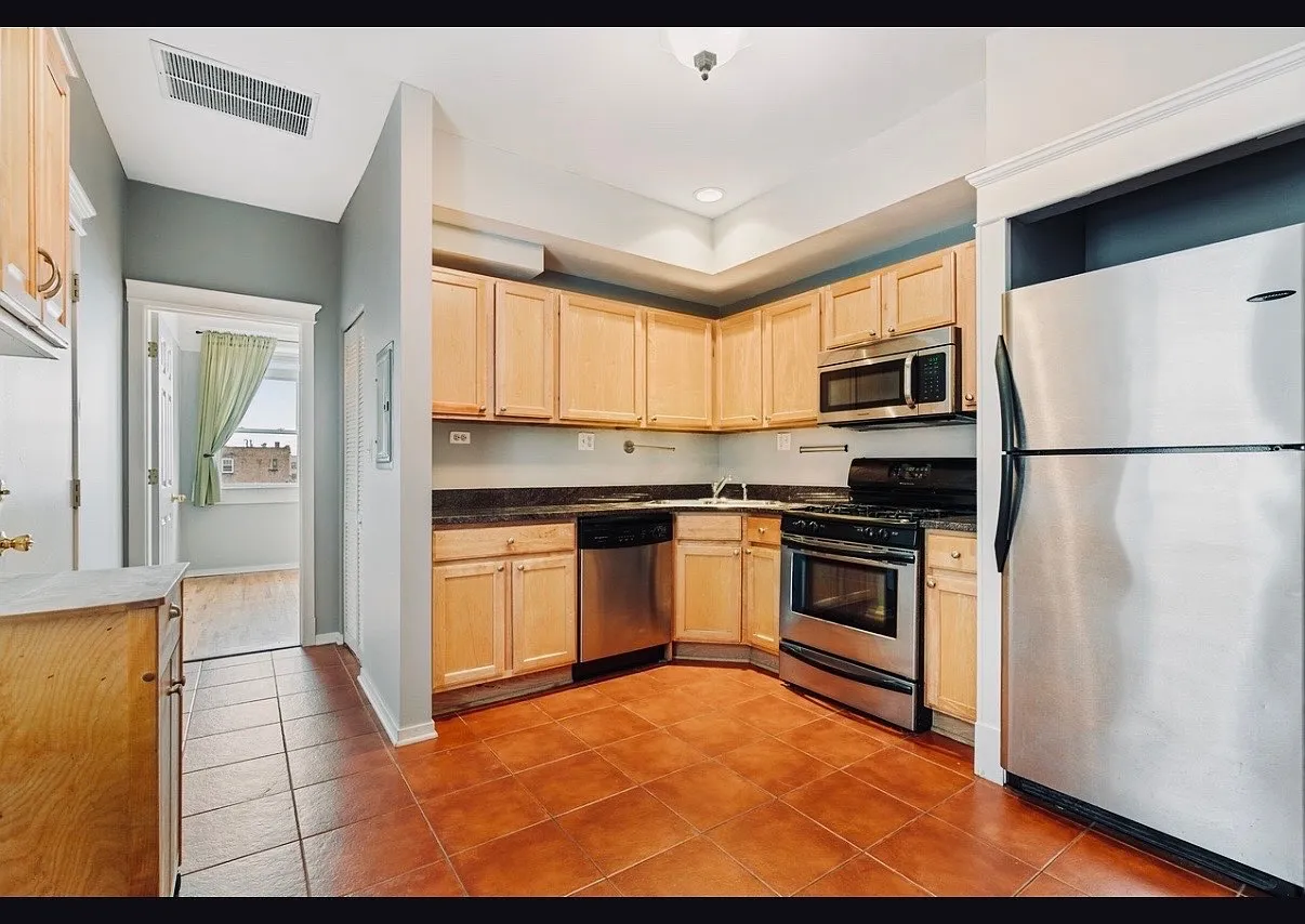2 bed, 850 sqft, $2,400 — Photo 3