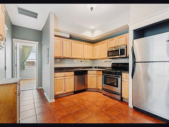 3rd image of 3116 W Cullom Ave #3