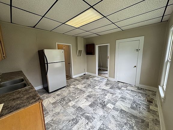 5th image of 102 Main St